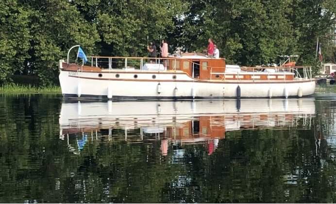 Le Davia en lumière dorée du soir sur l'Yonne