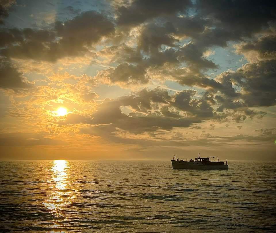 Silhouette du Davia en mer au coucher du soleil